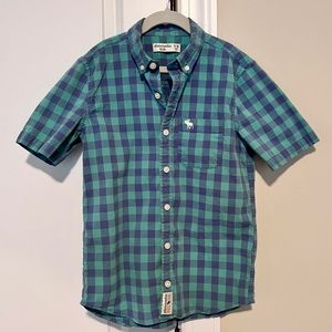 Boys S/S a&f kids button-down shirt.  Perfect for Spring & Summer!! Like New!